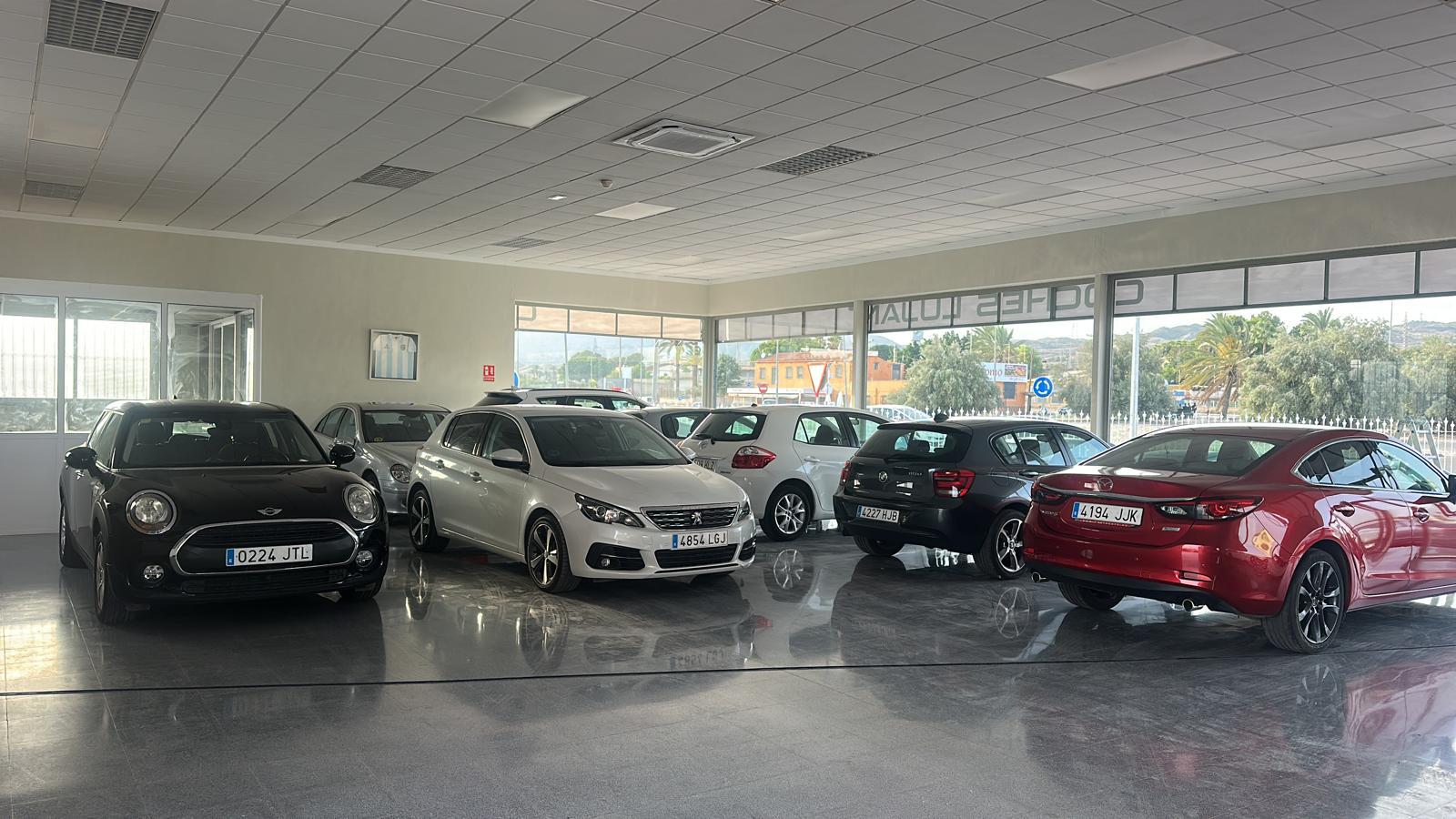 "Mini Cooper negro estacionado en salón de ventas